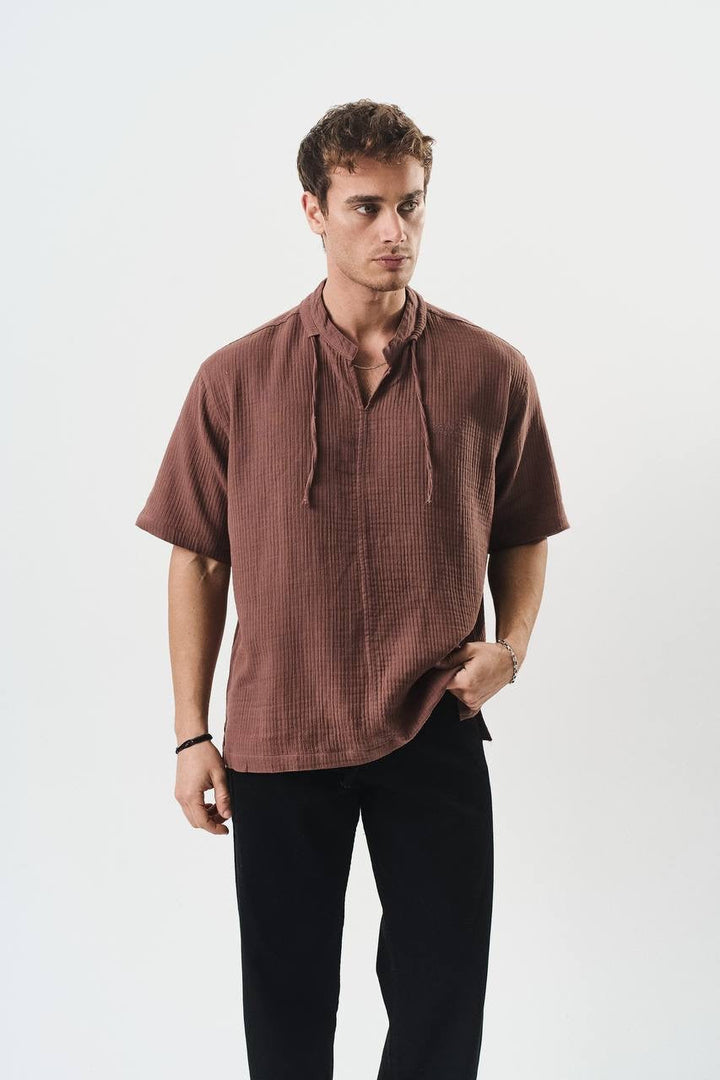 Retro club V neck shirt in brown