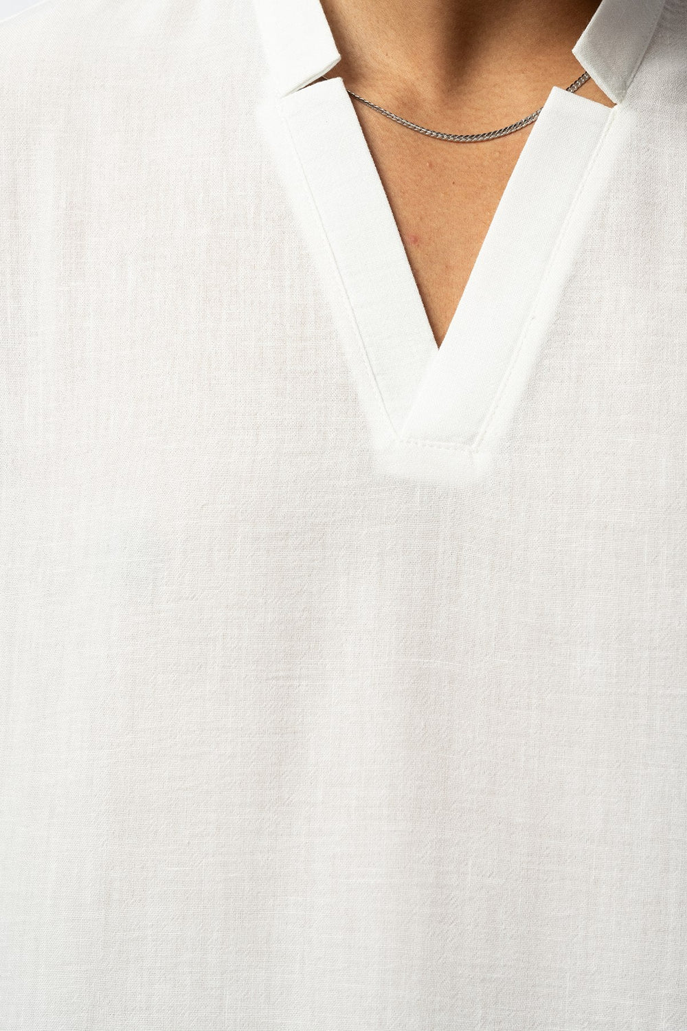 2512 V-NECK DETAILED SHIRT IN WHITE