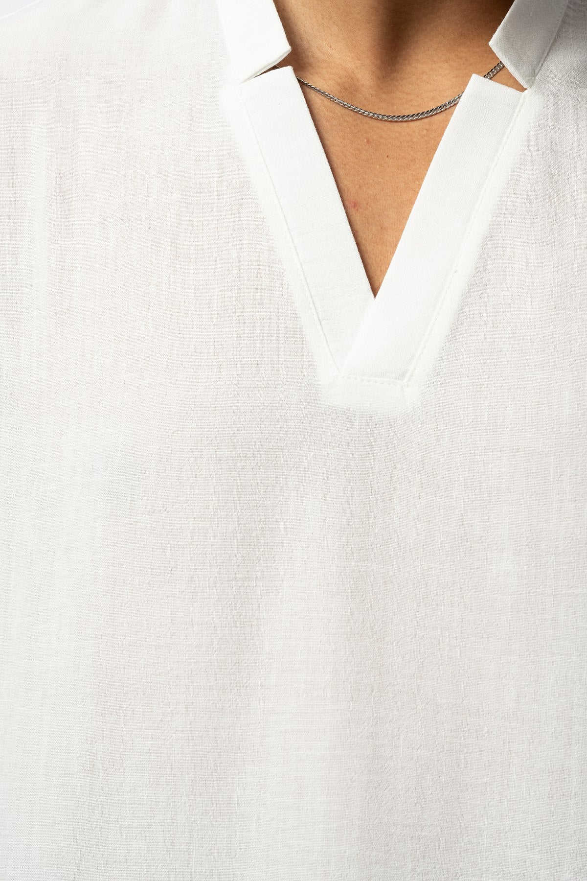 2512 V-NECK DETAILED SHIRT IN WHITE