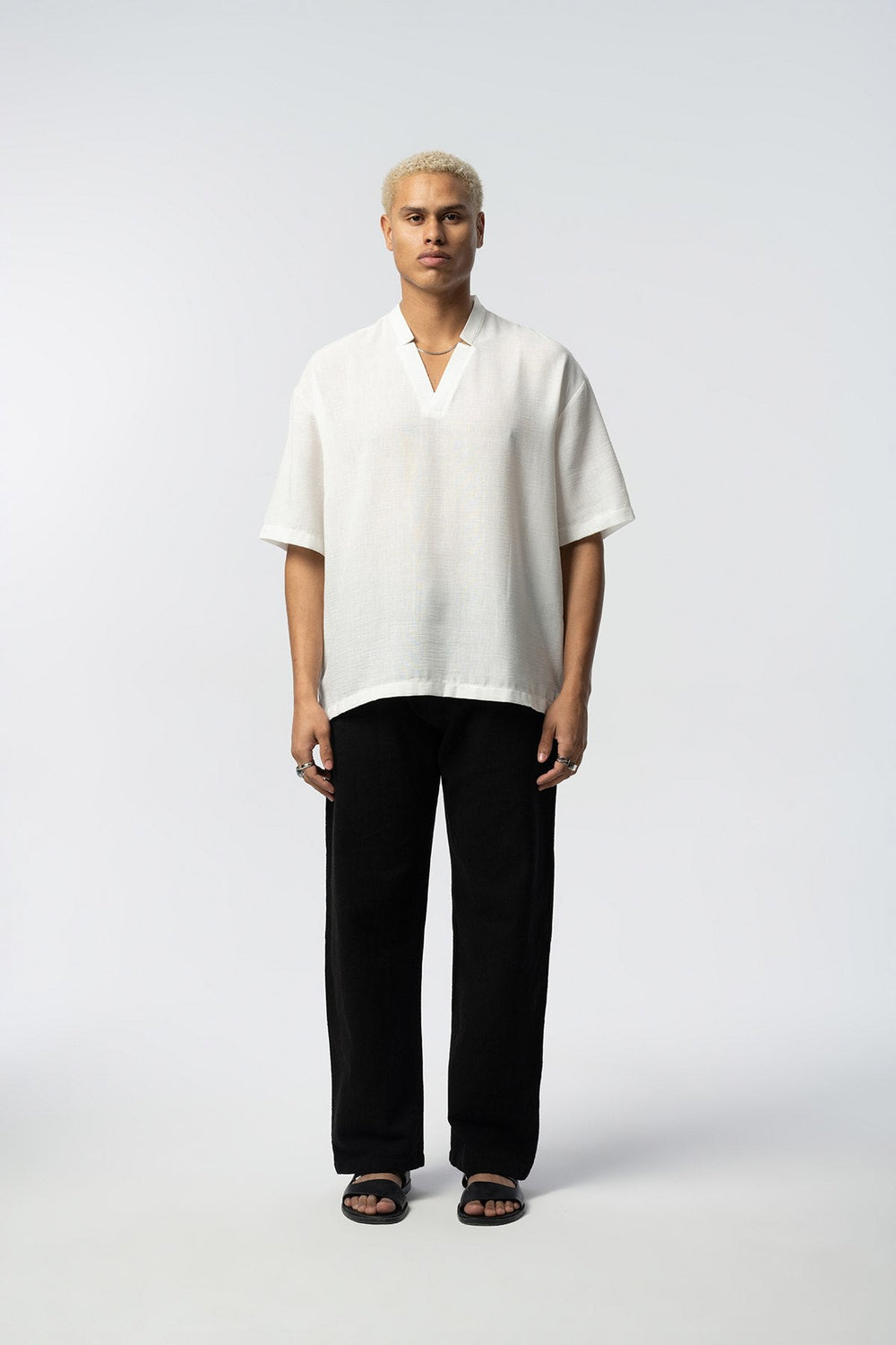 2512 V-NECK DETAILED SHIRT IN WHITE