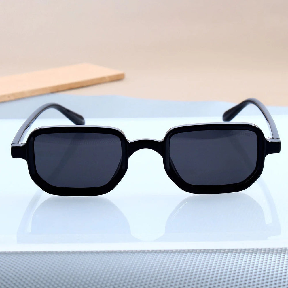 Polygonal sun glasses with curved bridge in black