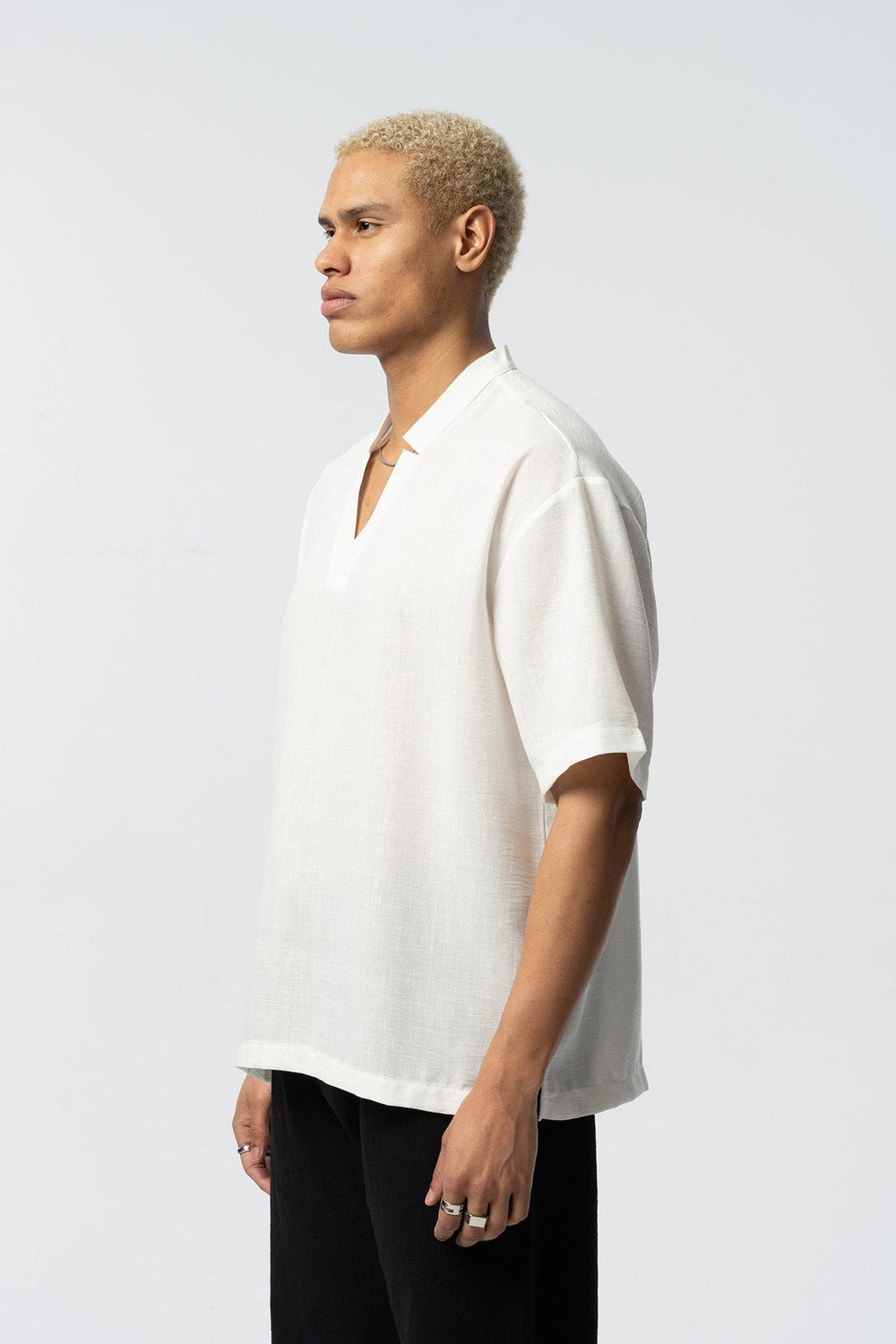 2512 V-NECK DETAILED SHIRT IN WHITE