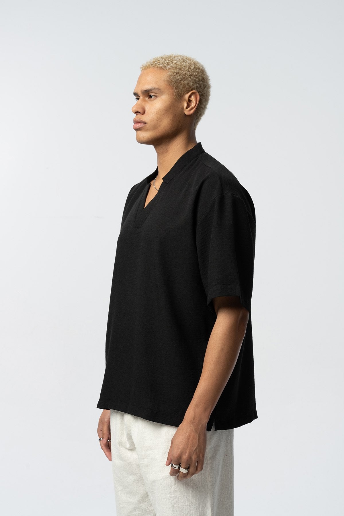 2512 V-NECK DETAILED SHIRT IN BLACK