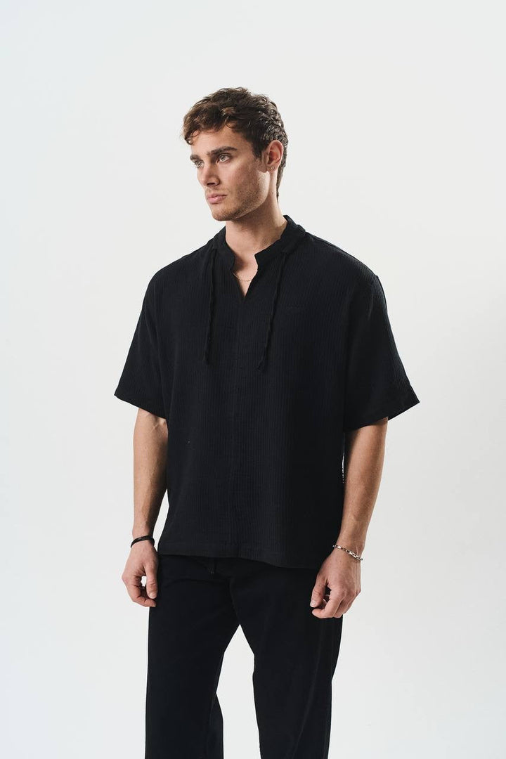 Retro club V neck shirt in black