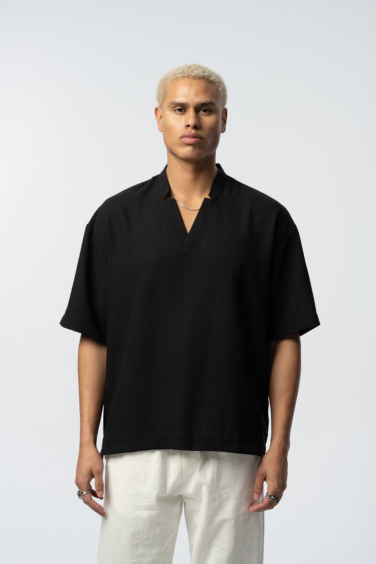 2512 V-NECK DETAILED SHIRT IN BLACK